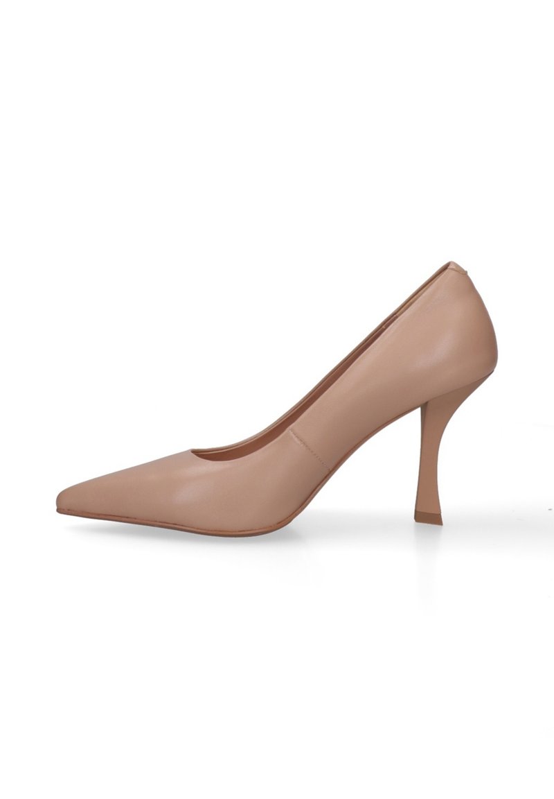 Pump in pelle nuda con punta affusolata, superficie liscia, silhouette sinuosa e tacco affusolato. Design minimalista senza decorazioni visibili.