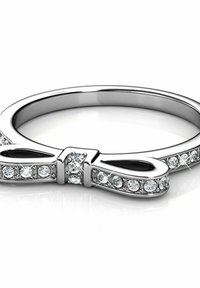 Anello d'argento a forma di fiocco, decorato con piccole gemme trasparenti lungo la fascia e al centro, con una superficie liscia e lucida.