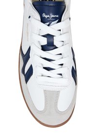 Λευκό αθλητικό παπούτσ ι με ναυτικό και γκρι λεπτομέρειες, κατασκευασμένο από δέρμα και καστόρι, στρογγυλή μύτη, σχέδιο με κορδόνια και λαστιχένια σόλα.