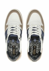 Bílé tenisky s béžovými a námořnickými akcenty, s texturovanou boční částí, tkaničkovým zapínáním a vzorovanou stélkou.