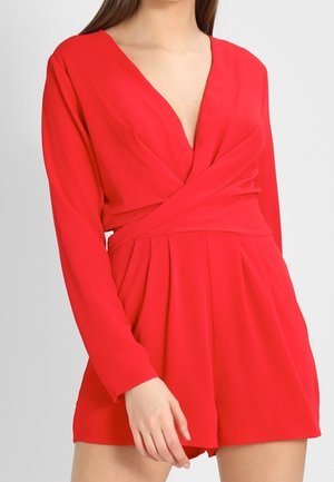 Rode lange mouwen romper met een diepe V-hals, wikkelontwerp en geplooide shorts. Gemaakt van lichte stof met een gladde textuur.