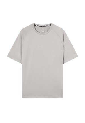 Lichtgrijs sport t-shirt met korte mouwen en ronde hals, subtiel logo op de borst en mouw, en merklabel aan de binnenkant van de kraag.