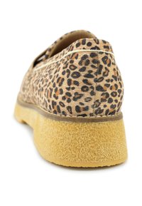 Leopardprint instap schoen met een textiel bovendeel, beige achtergrond met zwarte vlekken en een dikke, gele rubberen zool.