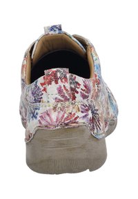 Buty slip-on w kwiatowy wzór z fakturowaną białą powierzchnią, beżowymi akcentami i gumową podeszwą. Widok z tyłu ukazujący wyściełany kołnierz.