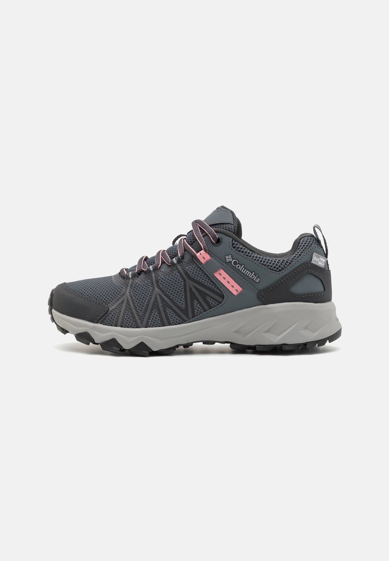 Chaussure de randonnée gris foncé et rose avec dessus en mesh, semelle grise robuste, logo Columbia et languette Loop au talon, vue de profil.
