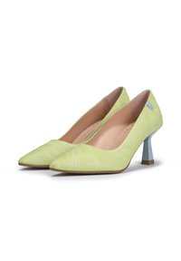 Chaussures à talons aiguilles en tissu texturé vert, avec un bout pointu, présentant un talon géométrique bleu clair et un intérieur lisse beige.