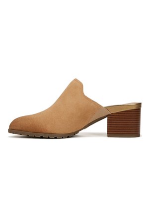 Mule en daim beige à enfiler avec un petit talon bloc en bois empilé et un bout arrondi sur fond blanc.