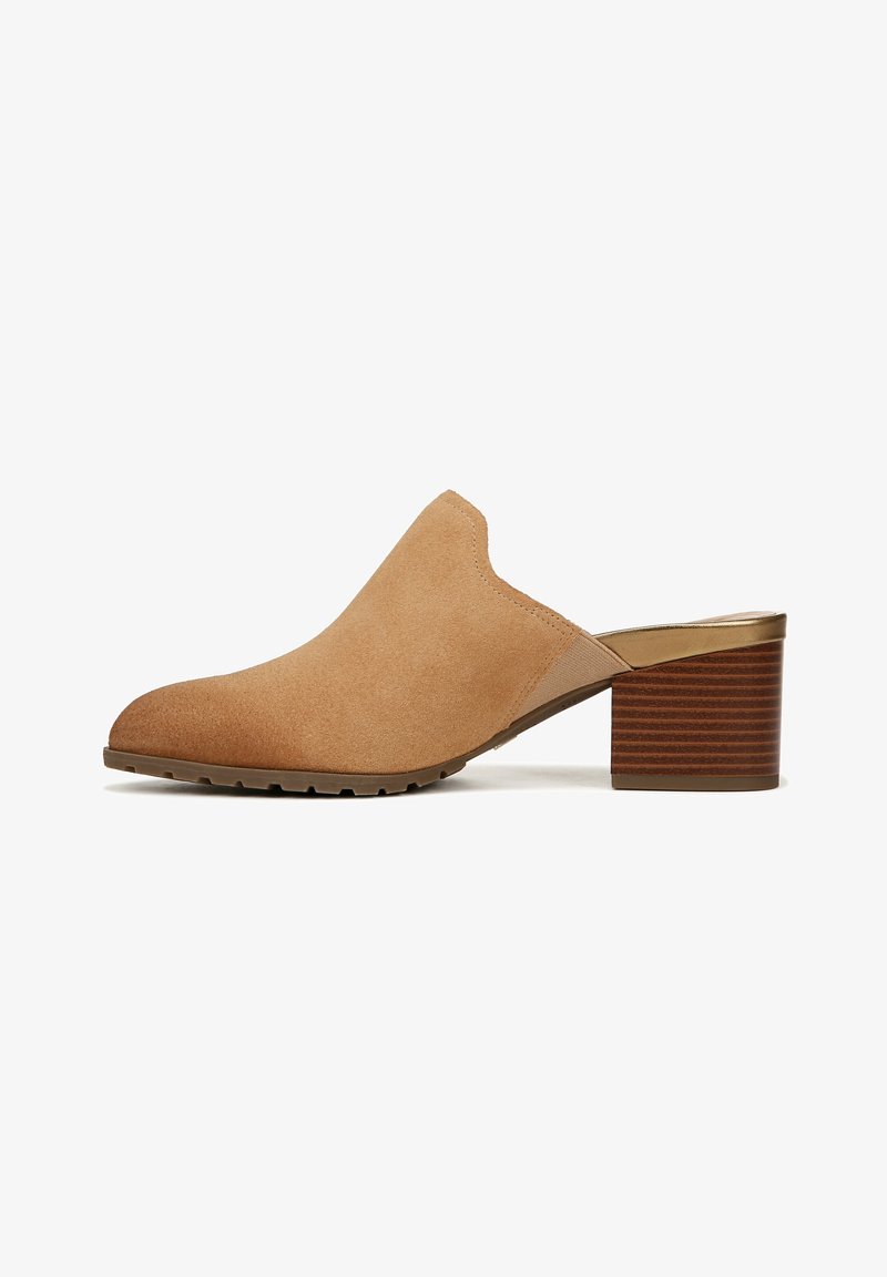 Mule en daim beige à enfiler avec un petit talon bloc en bois empilé et un bout arrondi sur fond blanc.