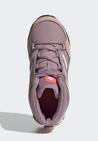 Jasnofioletowy but sportowy z teksturowaną cholewką, czarną podeszwą i białymi akcentami. W wyposażeniu ma wyściełany kołnierz i sznurowadła dla pewnego dopasowania.