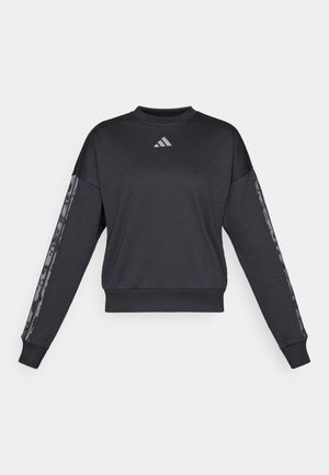 Svart langermet genser med rund hals, med grå kamuflasjemønster på ermene og en liten grå Adidas-logo sentrert på brystet.