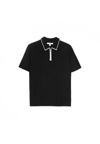 Czarna koszulka polo z krótkim rękawem, z białymi wykończeniami kołnierza i półzamkiem na przedniej środkowej części.