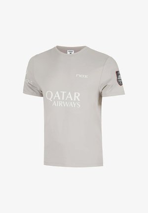 Lichtgrijs sportshirt met korte mouwen met de logo's "Qatar Airways" en "nox" aan de voorkant en een zwarte en rode patch op de rechtermouw.