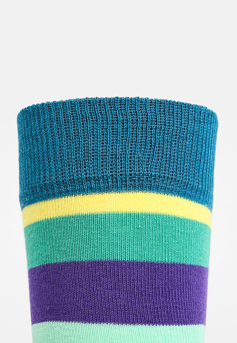 Gestreifte Socke mit einem gerippten, türkisfarbenen Bündchen, das abwechselnd horizontale Streifen in Grün, Gelb und Lila aufweist. Weiche Textur, Knöchellänge.