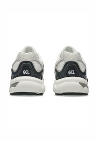 ASICS SportStyle GEL-NYC GS - Matalavartiset tennarit - cream smoke grey