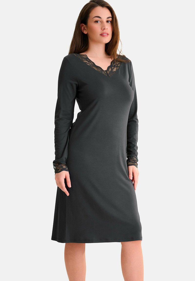 Robe à manches longues gris foncé en tissu doux, avec un décolleté en V en dentelle et une bordure en dentelle sur les poignets, offrant une coupe décontractée.