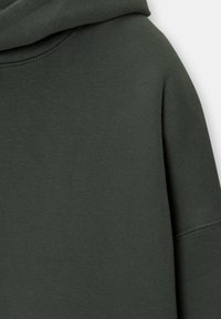 Hoodie verde scuro, realizzato in tessuto misto cotone, con una texture morbida, cappuccio con cordino e polsini e orlo a costine.