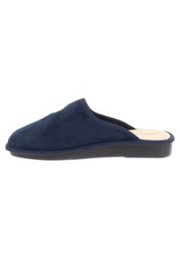 Scarpa slip-on in suede blu navy con punta arrotondata, tomaia morbida e suola nera in gomma bassa. Design semplice senza motivi o accenti prominenti.