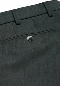 Pantalon gris foncé avec une texture lisse, dotés d'une seule poche arrière et d'une fermeture à bouton. Design ajusté avec une finition soignée.