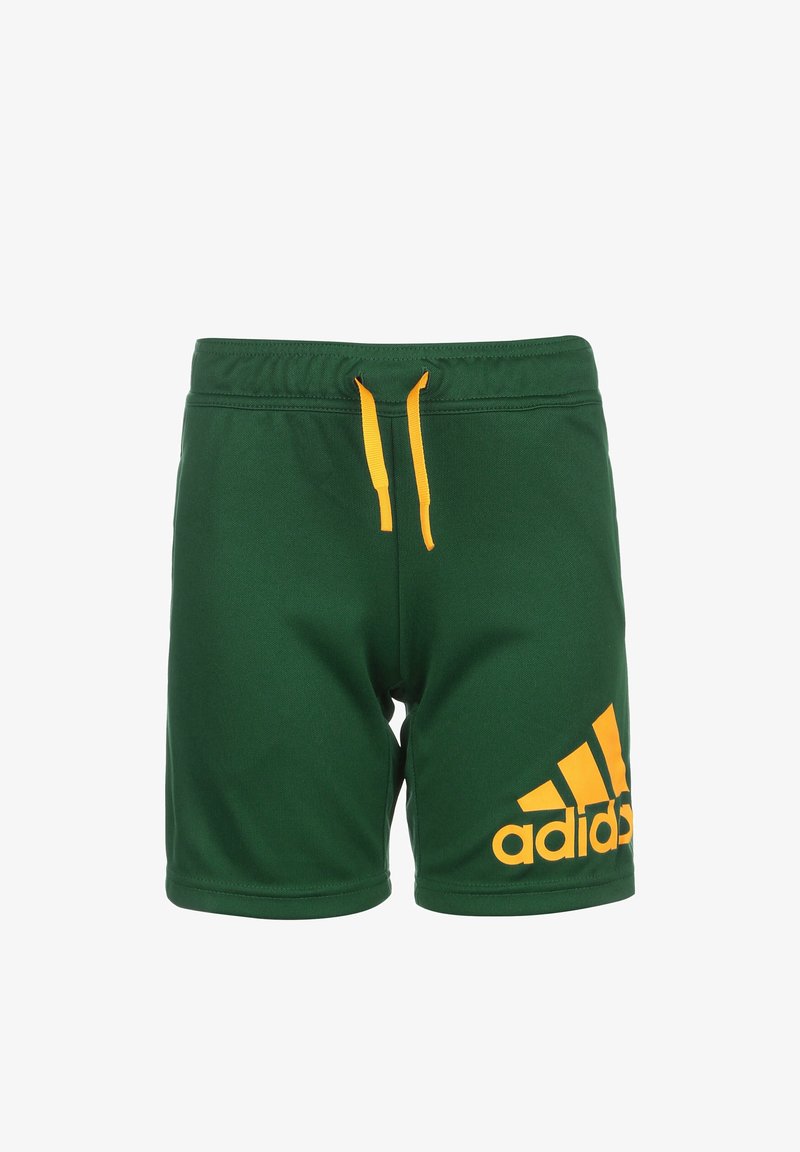 Shorts verts en tissu doux, dotés d'une ceinture élastique avec des cordons orange et un grand logo Adidas jaune sur le côté gauche.