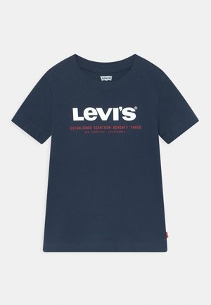 Marineblaues T-Shirt mit kurzen Ärmeln, weißem "LEVI'S"-Schriftzug und roter Aufschrift "Established Eighteen Seventy Three San Francisco, California" auf der Vorderseite.