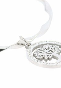 Bracciale in argento con finitura lucida, dotato di un pendente circolare con un design ad albero circondato da piccoli cristalli trasparenti.
