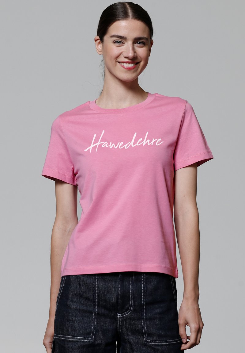 Rosa Baumwoll-T-Shirt mit kurzen Ärmeln und rundem Ausschnitt, mit dem Wort "Hawedehre" in weißer Schrift auf der Vorderseite bedruckt.
