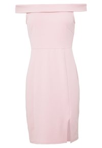 Robe rose pastel, coupe en off-shoulder, longueur genoux, avec une taille ajustée et une petite fente sur le côté droit près de l'ourlet.