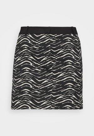 Jupe imprimée zèbre en noir et blanc, présentant une coupe droite avec une ceinture et un tissu texturé, affichant des rayures sombres et claires alternées.