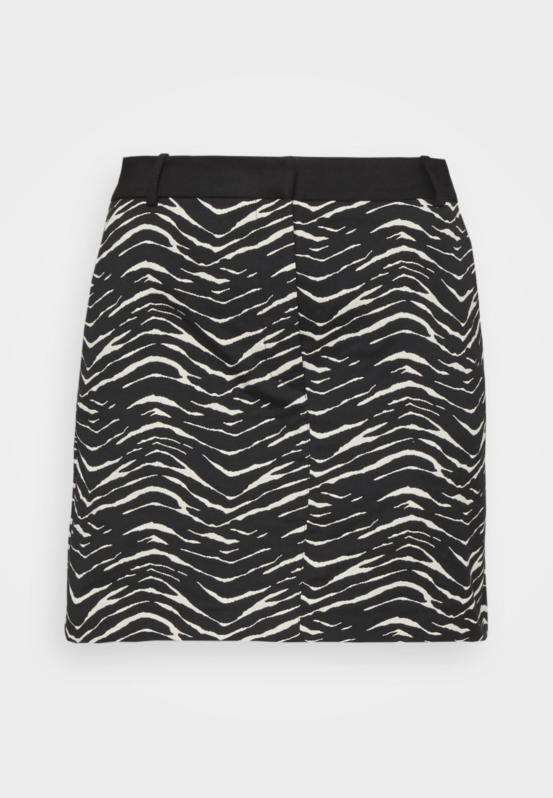 Jupe imprimée zèbre en noir et blanc, présentant une coupe droite avec une ceinture et un tissu texturé, affichant des rayures sombres et claires alternées.