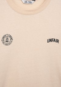 UNFAIR ATHLETICS TWO SIDES - Marškinėliai su spaudiniu - beige