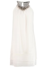 En vit halterneckklänning med en halsringning prydd med silverfärgade pärlor, flödande chiffongtyg och lagerbotten för extra textur och rörelse.