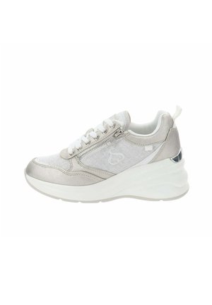 Scarpa sportiva grigio chiaro in tessuto a rete e satinato, punta arrotondata, allacciatura frontale, cerniera laterale e suola spessa bianca con dettagli argentati.