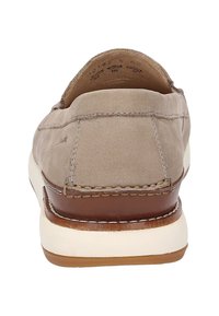 Grijze suede boottenschuh met een bruin leren accent op de hak, voorzien van stikdetails en een witte rubberen zool.