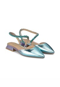 Metaalblauwe puntige slingback schoenen met een lage blokhak. Heeft turquoise rhinestone accenten op de band en een glanzende textuur.