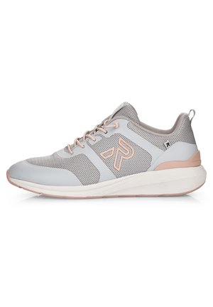 Baskets de sport gris clair avec tige en maille, accents roses, semelle plate, col rembourré et bout rond, avec un logo tonal sur le côté.