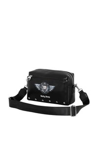 Bolso cruzado de cuero sintético negro con tachuelas plateadas, cierre de cremallera y un logo de Betty Boop con alas en la parte frontal. Incluye una correa ajustable.