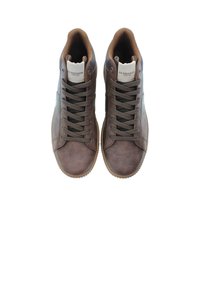Sneakers alta marrone in pelle sintetica con punta rotonda, colletto imbottito e suola in gomma. Caratterizzate da un classico design con lacci e dettaglio del logo.