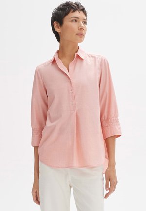 Lichtroze button-up shirt met een kraag, driekwartmouwen met elastische manchetten en een losse pasvorm. Gladde textuur, casual ontwerp.