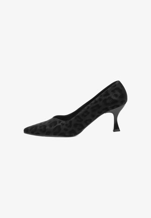 Zapato de tacón alto con estampado de leopardo negro, con punta afilada y tacón curvado. El material tiene una textura suave, presenta un diseño elegante y sin accesorios visibles.
