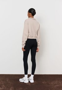 LA MANIA Cipzáras pulóver - beige
