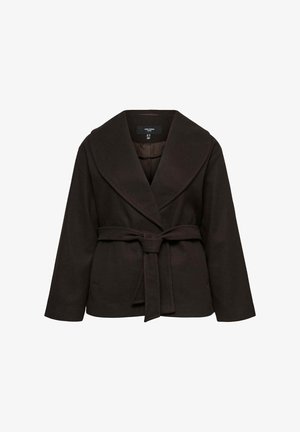 Veste enveloppante marron à ceinture, avec un large col, des manches longues et une texture douce, présentant un design structuré et une ouverture sur le devant.