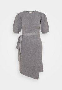 Robe en maille côtelée grise avec des manches courtes bouffantes, une taille ceinturée et un ourlet asymétrique, présentant une texture douce et une coupe structurée.