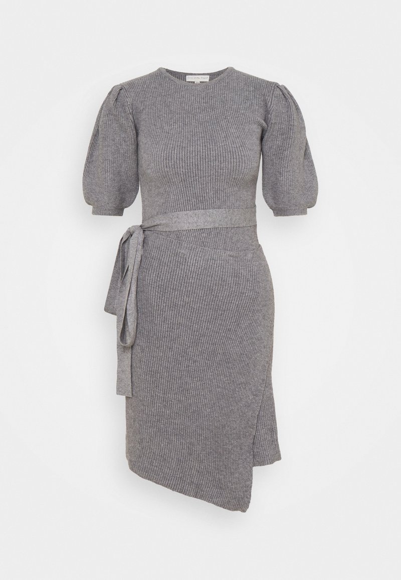 Robe en maille côtelée grise avec des manches courtes bouffantes, une taille ceinturée et un ourlet asymétrique, présentant une texture douce et une coupe structurée.