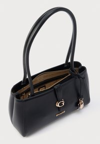Čierna syntetická kabelka s hladkou textúrou, dvojitými rúčkami, zlatým kovaním a uzatváraním na zips. Vnútri má niekoľko priehradok.