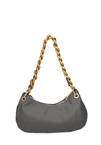 Grijze, gebogen handtas gemaakt van glad materiaal met een gevlochten gouden kettingriem en gouden hardware, voorzien van een ritssluiting aan de bovenkant.