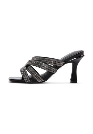 Sandale à talon haut noire à brides multiples scintillantes croisant le pied, avec un talon fin et courbé.