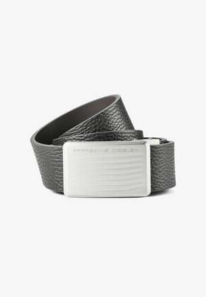 Zwarte leren riem met textuur en een zilverkleurige rechthoekige gesp met de gravure "PORSCHE DESIGN" en subtiele horizontale lijnen.