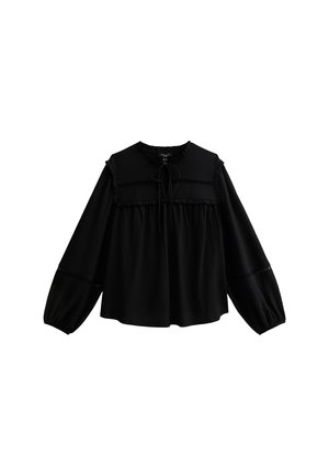 Blusa negra de manga larga con yugo con volantes, escote con lazo y puños fruncidos, presentada sobre un fondo blanco.