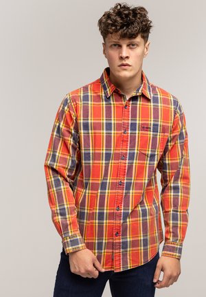 Czerwona i granatowa koszula w kratę wykonana z bawełny, z zapięciem na guziki, długimi rękawami i kieszenią na piersi z metką.