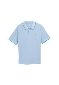 Ljusblå pikétröja med krage, gröna detaljer på kragen och ärmarna, med en liten logotyp och året "1962" på framsidan.